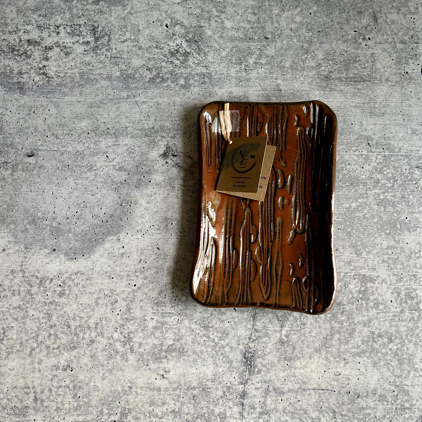 wood-textured-cracker-plate