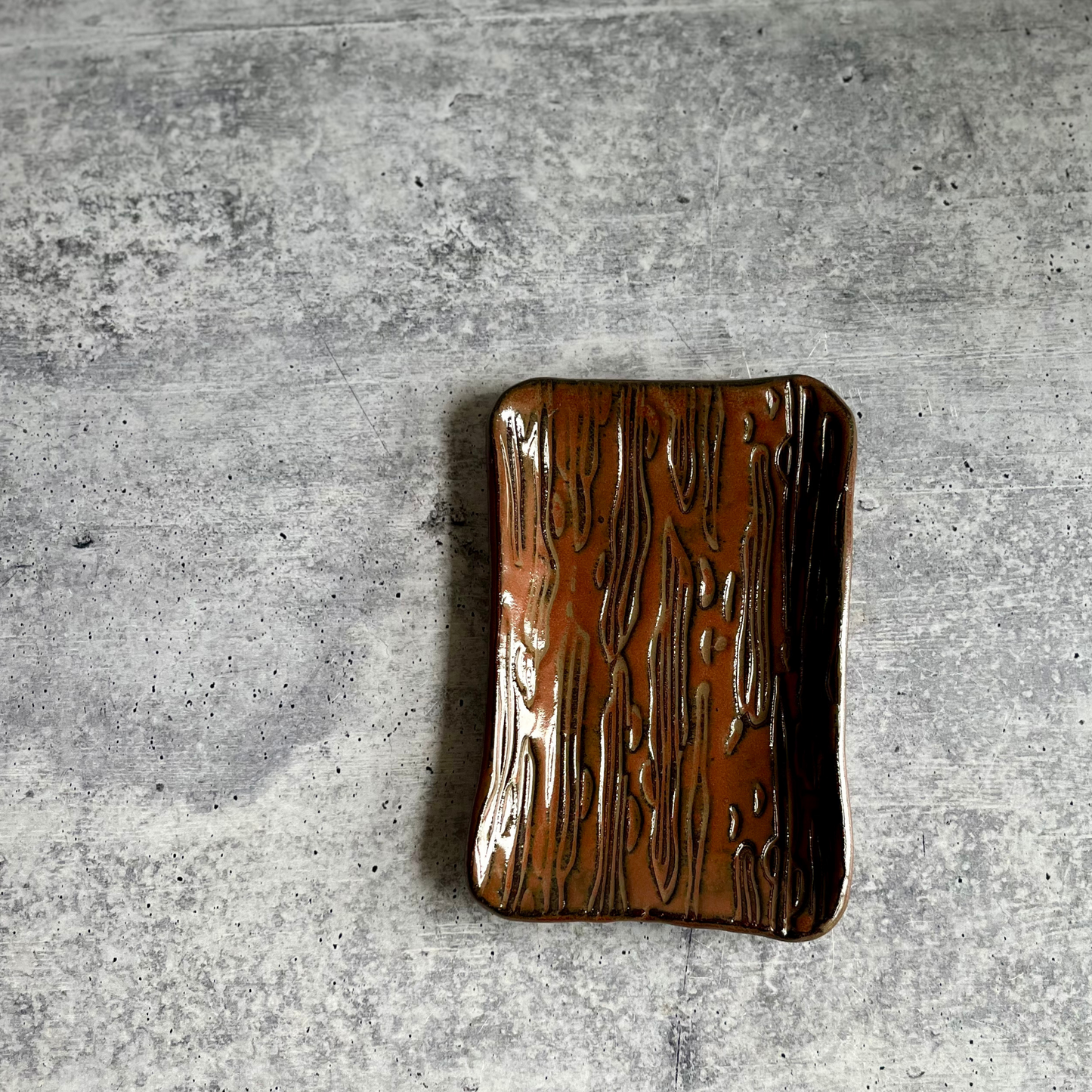 wood-textured-cracker-plate